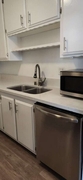 Building Photo - 545 Hayworth Ave