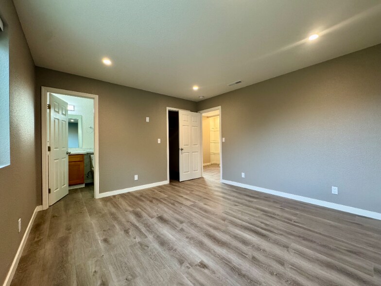Building Photo - 148 Lancaster Way