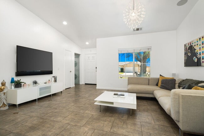 Building Photo - 47375 Mangrove St