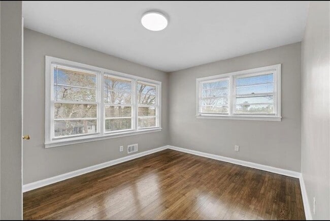 Building Photo - 2911 Gresham Rd S E