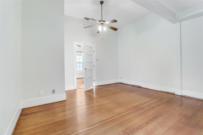 Building Photo - 609 W 35th St