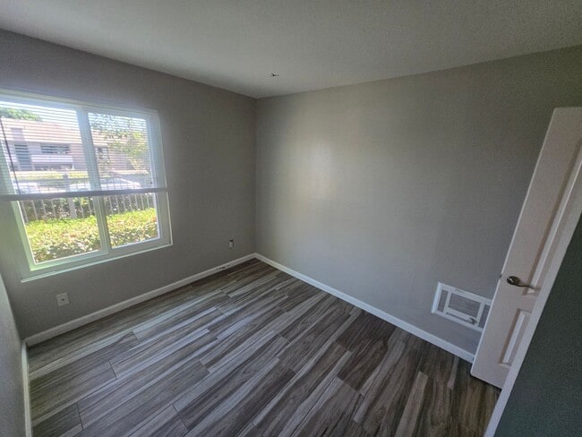 Building Photo - 3454 Castle Glen Dr