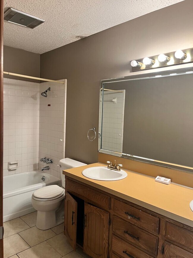 Building Photo - 1105 E 23rd St