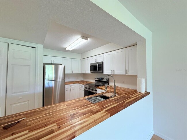 Building Photo - 13917 Fairway Island Dr