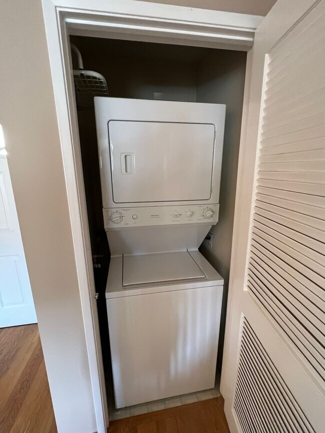 Building Photo - 2 bed / 2 bath two story in prime La Cresc...