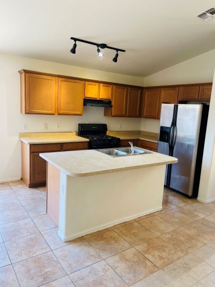 Building Photo - House For Rent