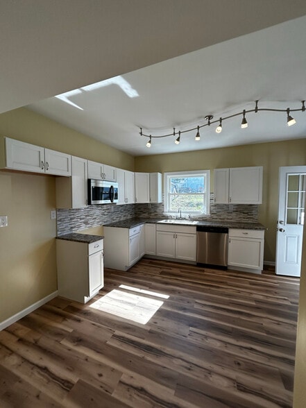 Building Photo - 49 Fallbrook St