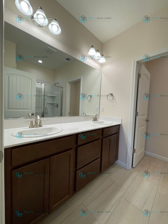 Building Photo - 3-Bedroom 2.5 Bathroom 2 car garage Condo in Carson City
