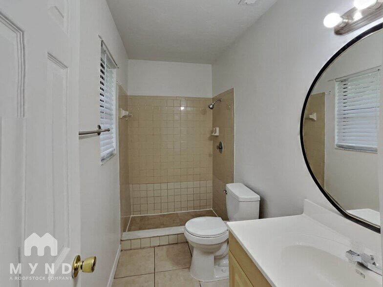 Building Photo - 1942 Peoria St