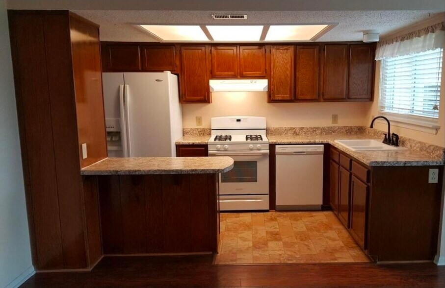 Building Photo - 726 Quesnel Dr