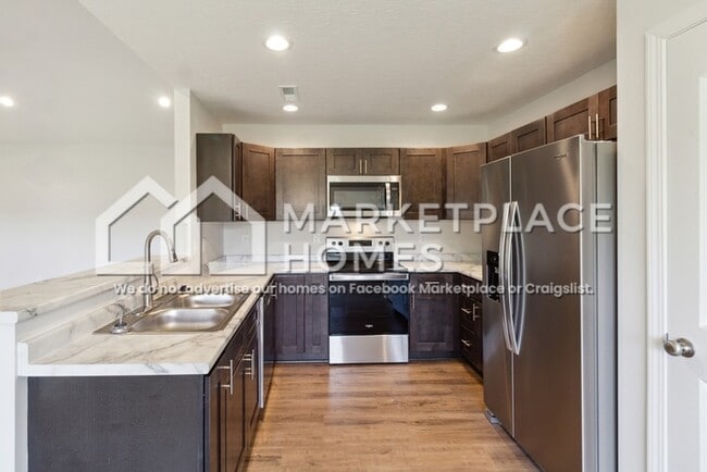 Building Photo - 441 Deluth Dr