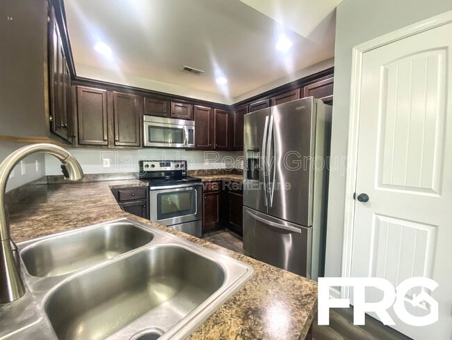 Building Photo - 200 Willow Pond Dr