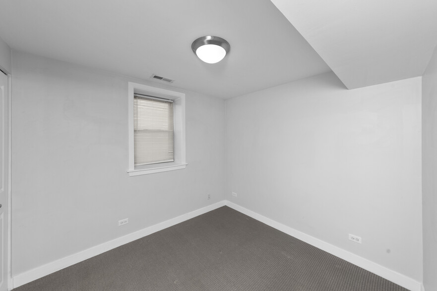 Building Photo - 1525 W Barry Ave