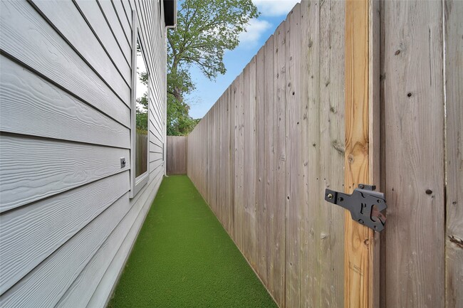 Building Photo - 814 Thornton Rd