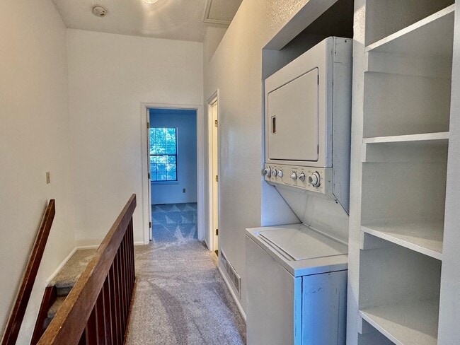 Building Photo - Well Maintained 2 BR/1BA Townhome Convenie...