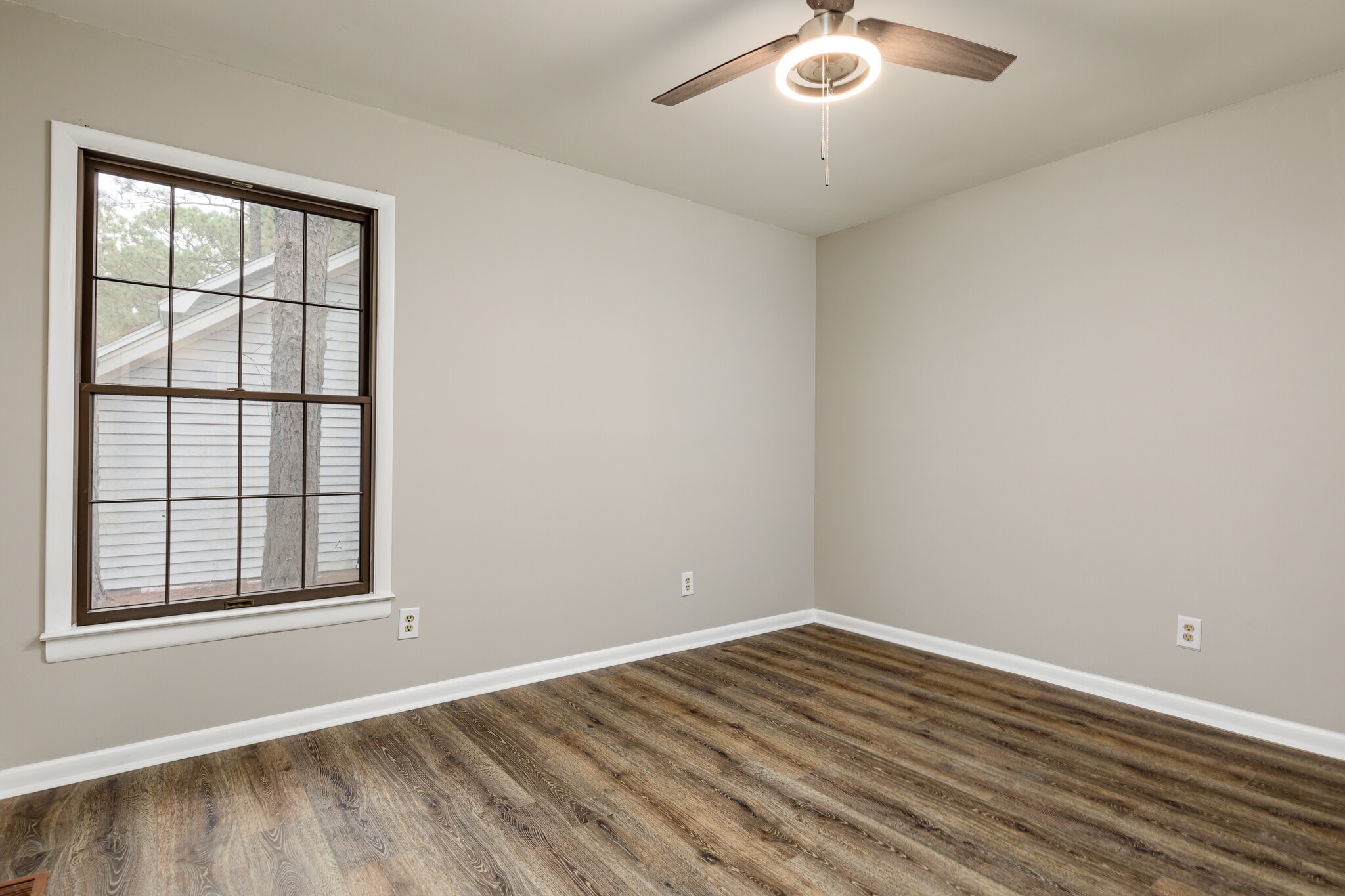Building Photo - 1635 Longleaf Dr E