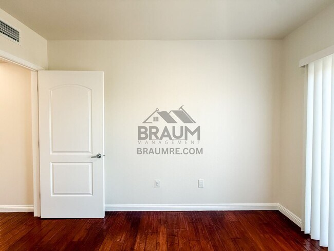 Building Photo - 332 S Virgil Ave