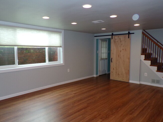 Building Photo - Beautiful Three Bedroom House in N Arlington; Dominion Hills