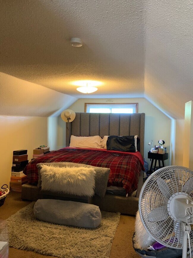 Building Photo - Beautiful 4 Bedroom 1 Bathroom in North Minneapolis