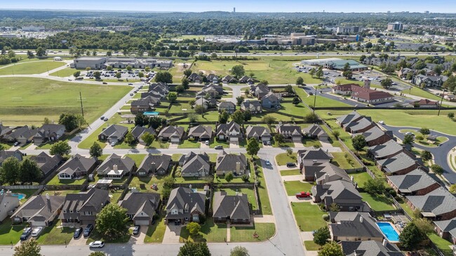 Building Photo - Spacious Home in South Tulsa