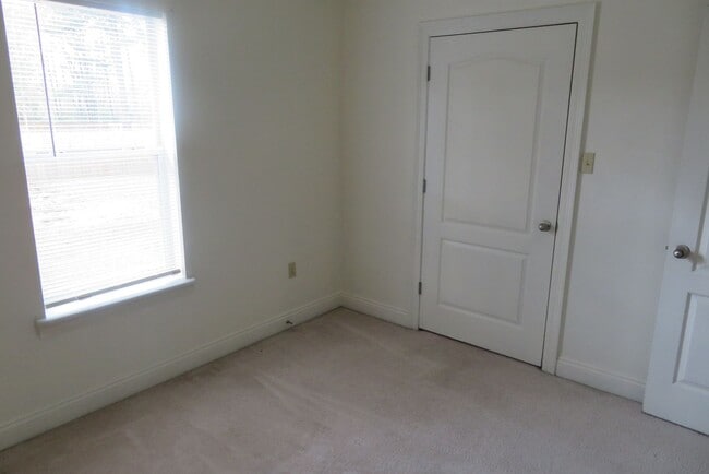 Building Photo - 1030 Gage Dr