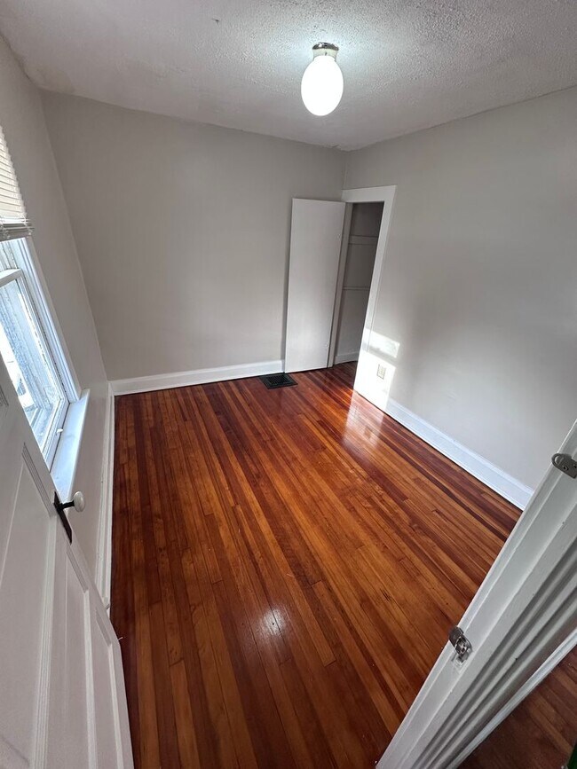 Building Photo - Apartment Available in Village of Liverpool