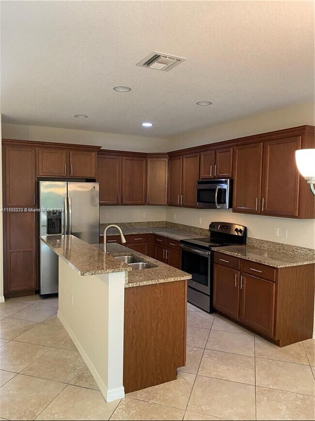 Building Photo - 5236 SW 77th Way