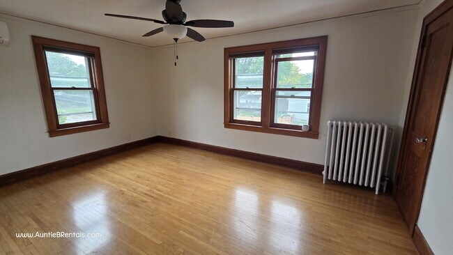 Building Photo - Beautiful 3bed 1 bath Duplex in Minneapoli...