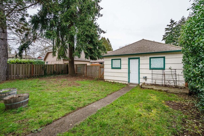 Building Photo - 1 Bedroom 1 Bath with Detached Garage