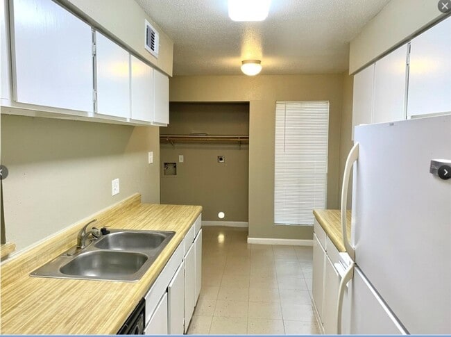 Building Photo - 2200 Cypress Landing Rd