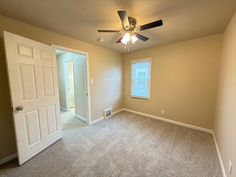 Building Photo - 1509 Oak Ct