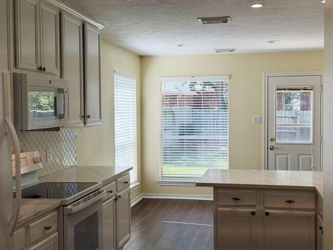 Building Photo - 27 N Queenscliff Cir