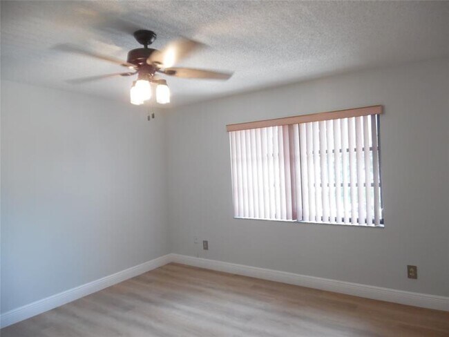 Building Photo - 4013 SW 68th Ln