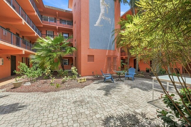 Building Photo - 640 Tennis Club Dr