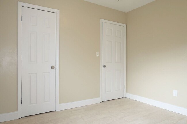 Building Photo - 1/2 OFF 3 Bedroom, 1 Bathroom Home for Ren...