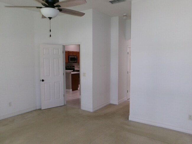 Building Photo - 4/2 on corner lot w/lake access