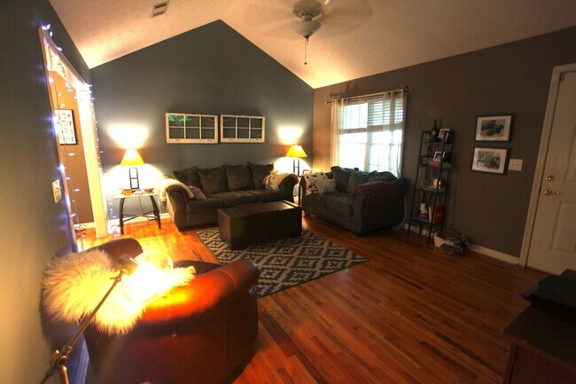 Building Photo - 3 Bedroom/ 2 Bathroom Home!