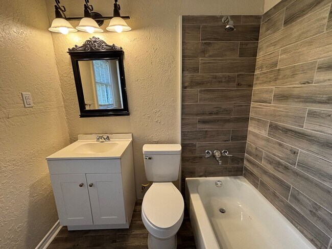 Building Photo - Lovely 4 Bedroom 1 Bath Home!