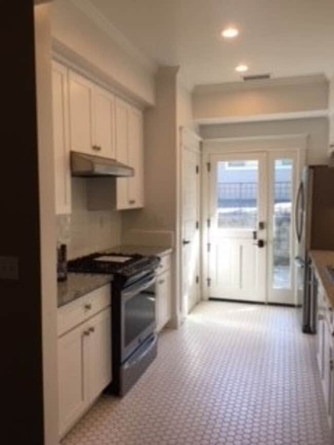 Building Photo - 1127 George St