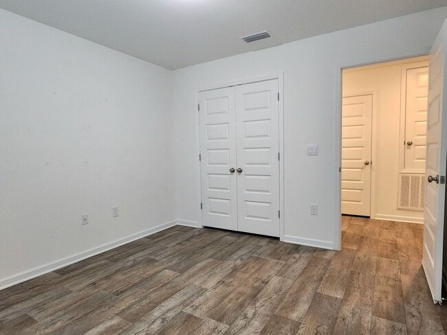 Building Photo - Lovely 4/2 available now in Raley Farms of...