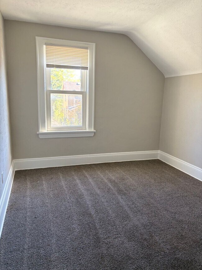 Building Photo - 3 Bedroom Single Family