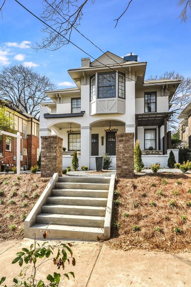 Building Photo - Spacious Renovated 1/1 Midtown Condo Walki...
