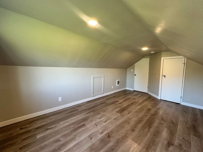 Building Photo - $500 Off March 2026 Rent!