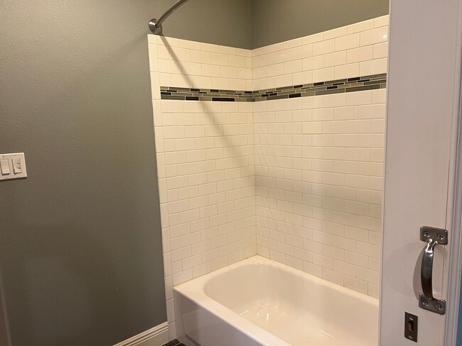 Building Photo - 2 Bed 2 Bath Cottage