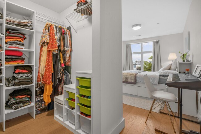 Walk In Closet Primary Suite - 250 Meridian St