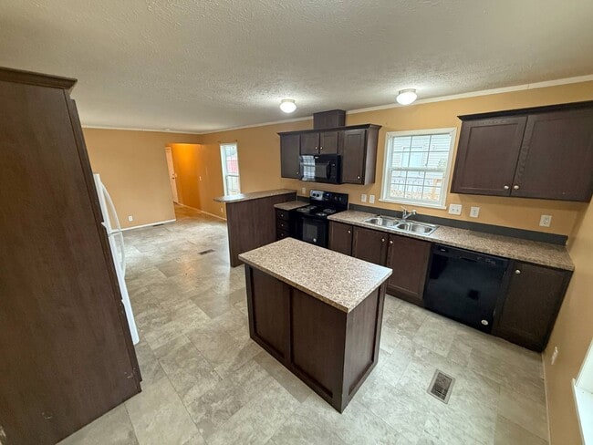 Building Photo - 2501 N Apperson Way