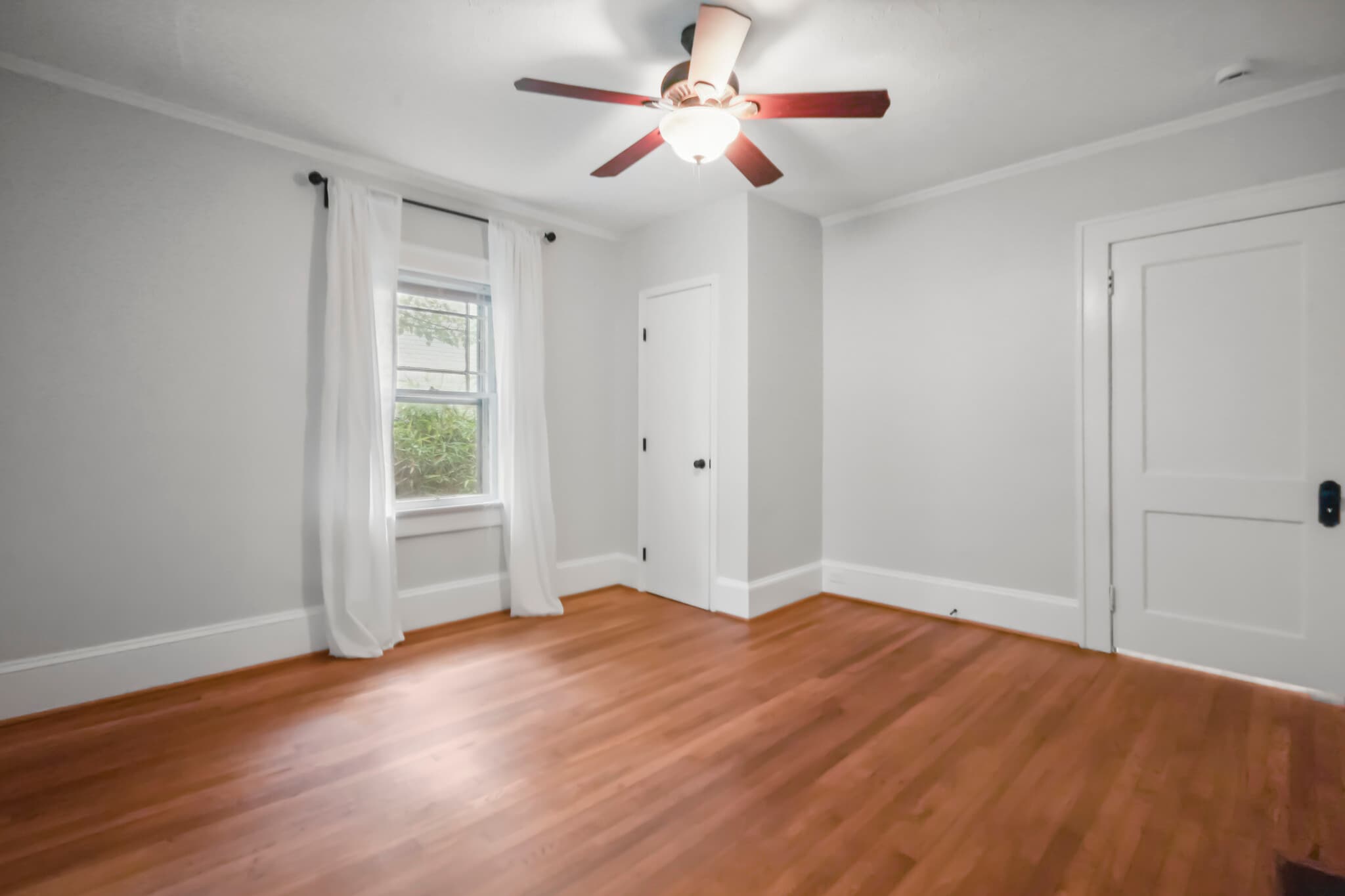 Large front bedroom - 1858 Lyle Ave