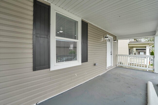 Building Photo - 863 E 3rd Ave