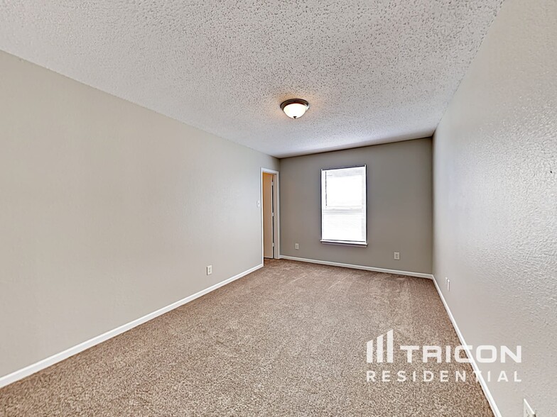 Building Photo - 6880 W Littleton Dr
