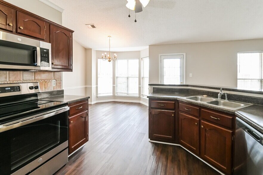 Building Photo - 7395 Bridle Cove